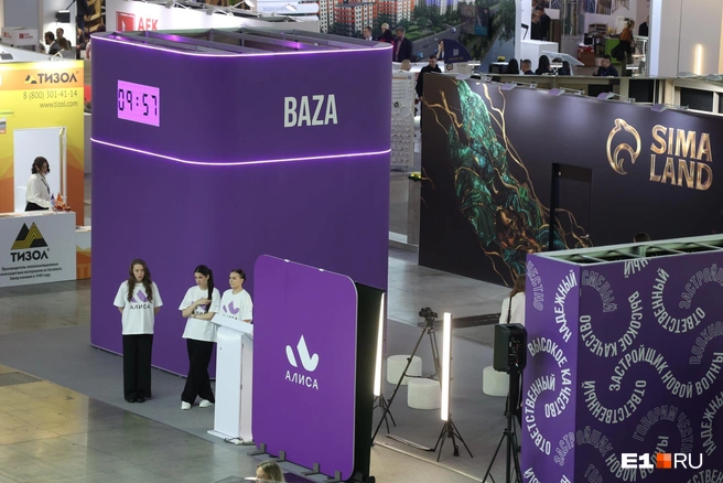Baza поставила гигантскую колонку, потому что представляет на форуме проект умного дома | Источник: Владислав Лоншаков / E1.RU