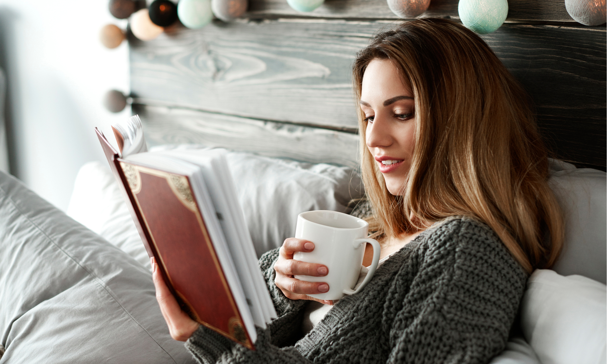 Читаем смотрим едим. Девушка с книгой. Женщина пьет кофе. Чтение и кофе. Девушка пьет кофе.