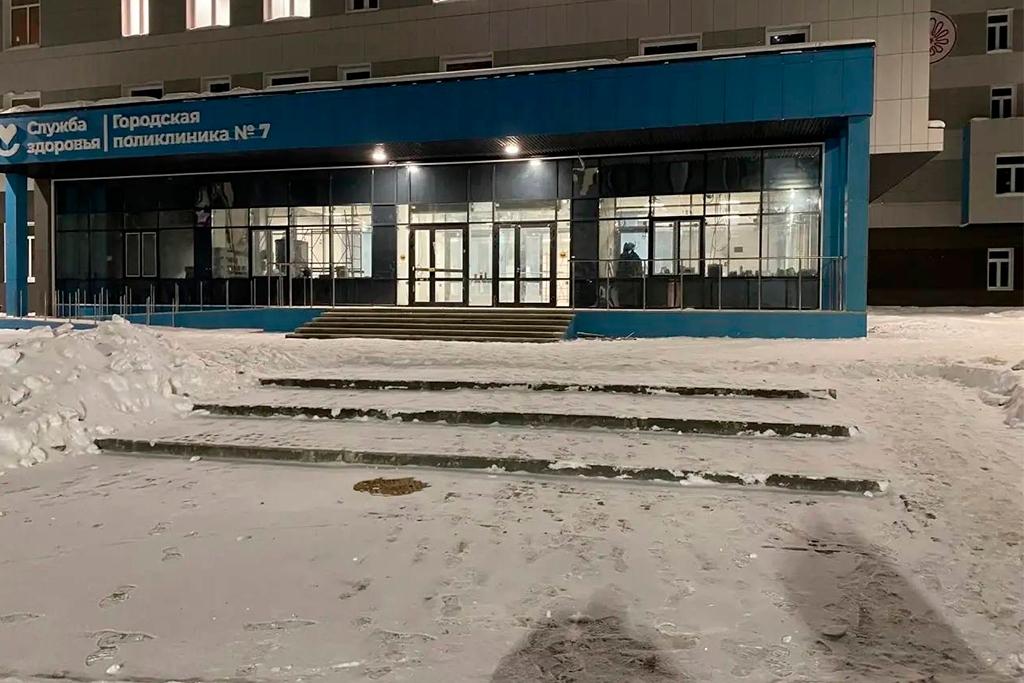 В Череповце убрали снег у новой поликлиники в Зашекснинском