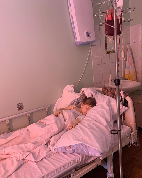 «Все произошло стремительно, после ОРВИ»: мама 10 погодок Оксана Усова спасает дочь от рака крови