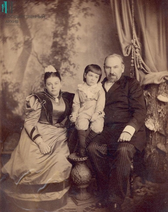 Евгения и Павел Серебренниковы с приемным сыном Дмитрием, начало 1890-х | Источник: Госархив Пермского края