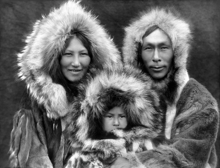Семья инупиатов, Ноатак, ок. 1929 г. | Источник: CPA Media