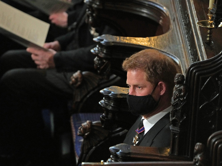 Почему члены королевской семьи отказываются общаться наедине с принцем Гарри