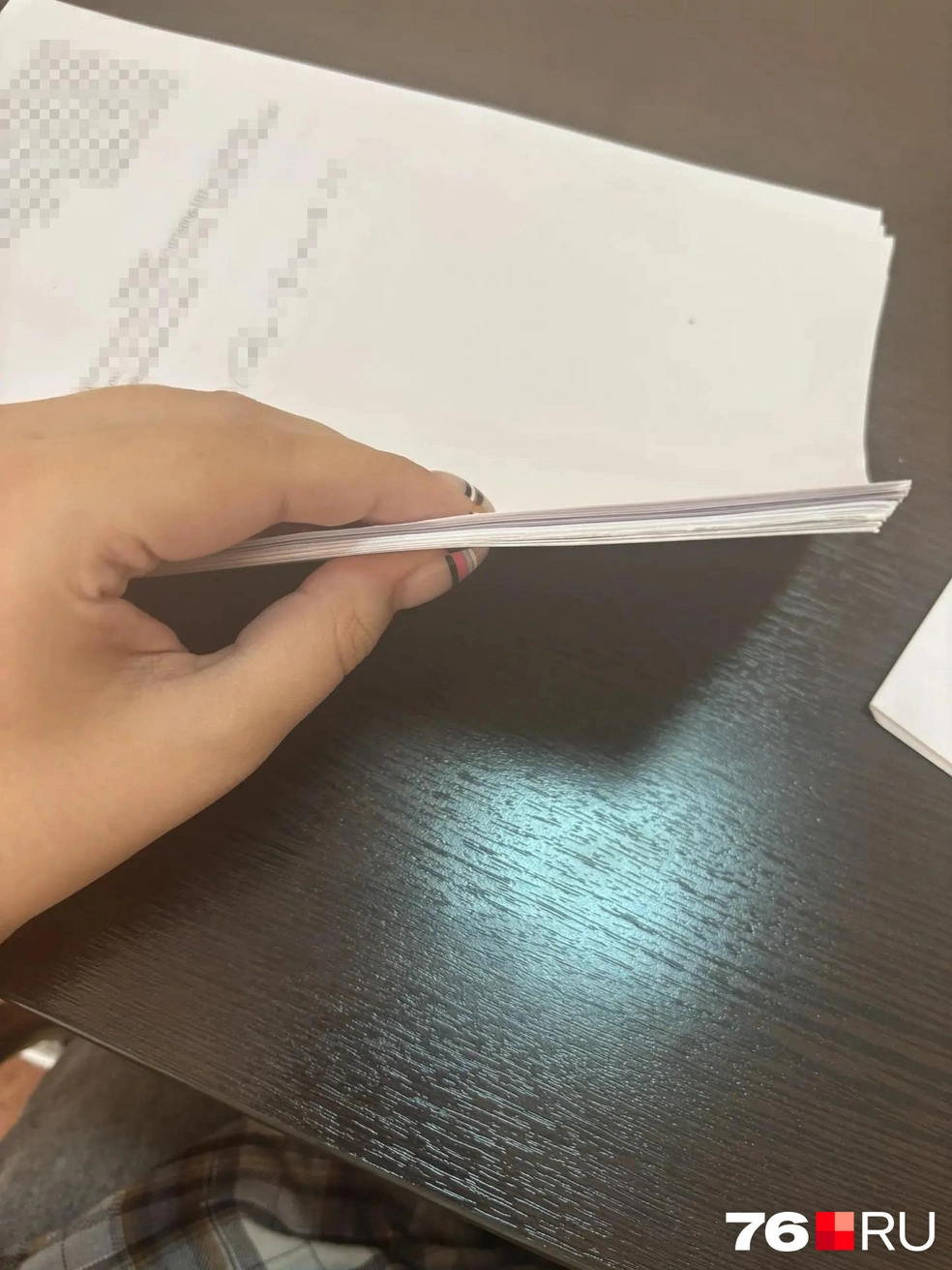 Это&nbsp;одна из стопок документов с уведомлениями приставов о неявке Алексея на встречи с сыном | Источник: Алина Сардекова / 76.RU