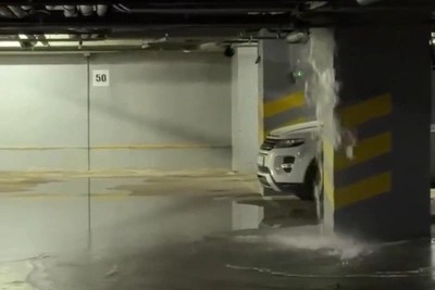 Дождь в Волгограде затопил парковки и жилые дома