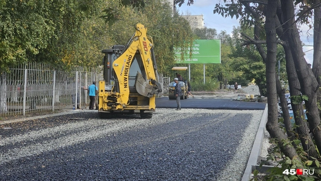 Возле здания городского суда укладывают асфальт | Источник: Дарья Никитченко / 45.RU