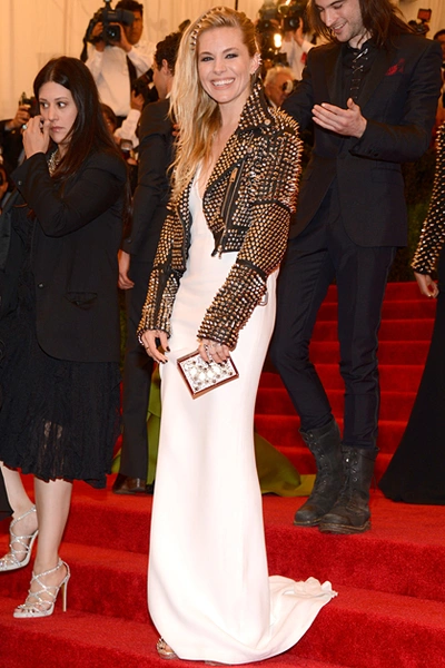 Сиенна Миллер в Burberry | Источник: Getty Images