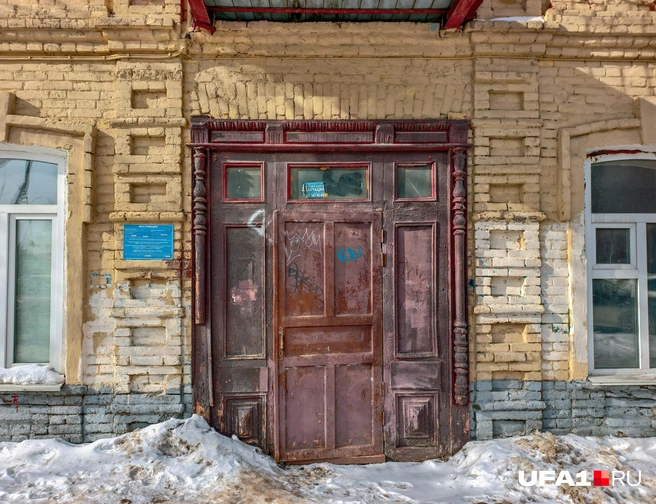 Дверь с элементами классицизма | Источник: Булат Салихов / UFA1.RU