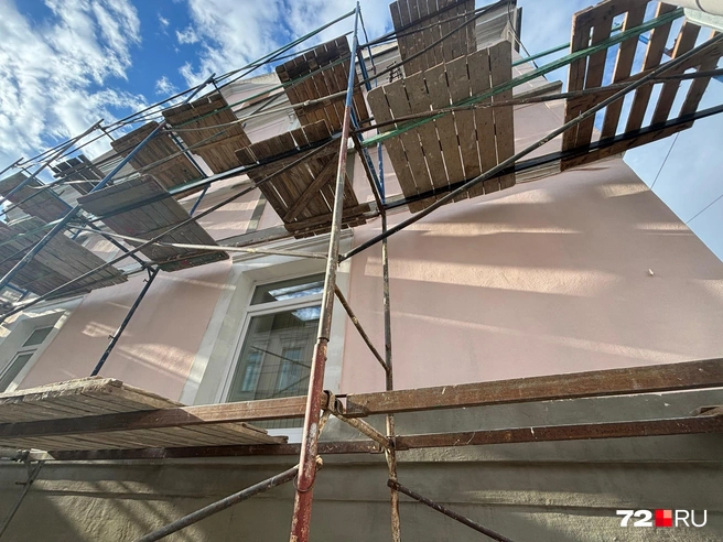 Строительные леса здесь не редкость, но исчезают они достаточно быстро | Источник: личный архив автора