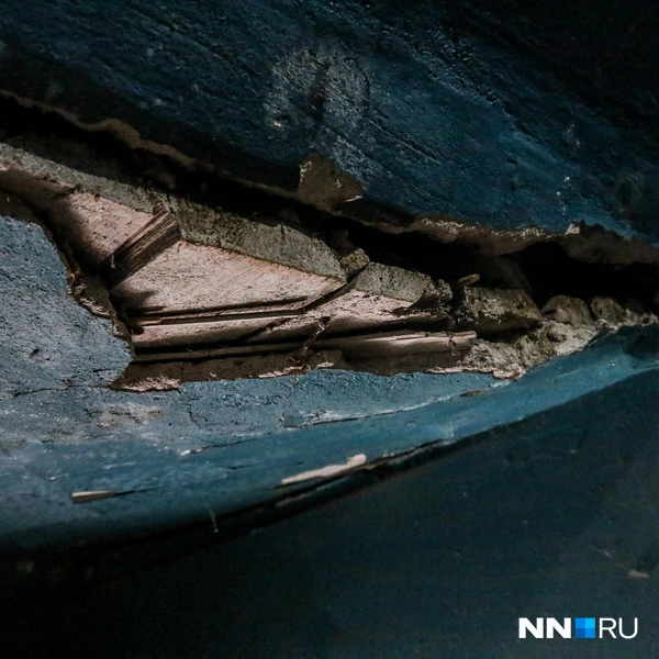 Вот-вот рухнет перекрытие над лестницей | Источник: Наталья Бурухина / NN.RU