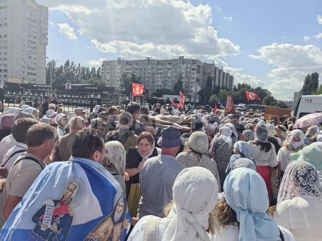 Плывущее по человеческому морю распятие&nbsp;— символично | Источник: Андрей Пашинский /Voronezh1.ru