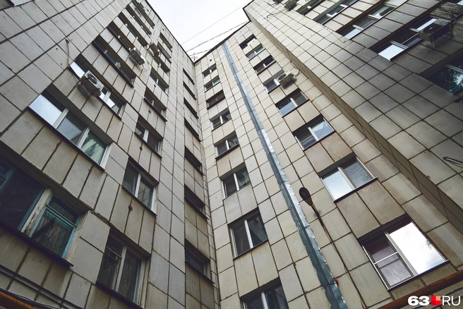 Металлическая пластина закрывает промежуток между секциями дома | Источник: Роман Данилкин / 63.RU