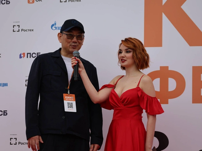 Режиссер Тимур Хван, автор фильма «Самый лучший фильм», поприветствовал зрителей | Источник: Александр Куренной / 76.RU