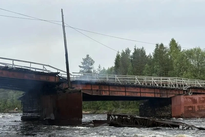 Пешеходный мост сгорел в селе Мурманской области