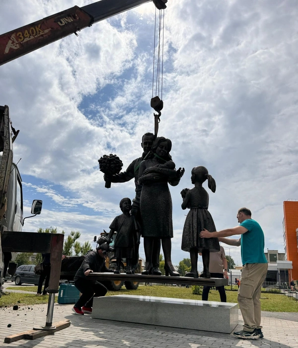 Процесс установки скульптуры | Источник: герой публикации