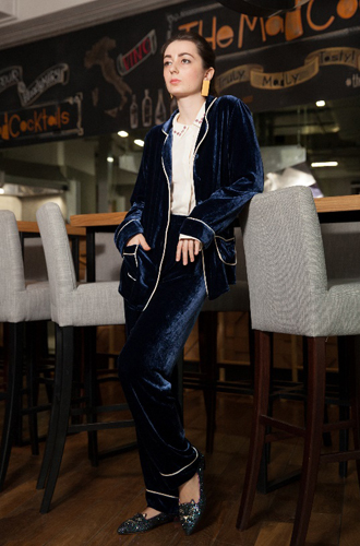 Пижама, Primrose; рубашка и серьги, собственность стилиста; балетки, Charlotte Olympia