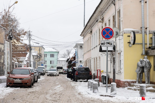 В Революционном проезде стоянка запрещена, но это останавливает не всех  | Источник: Артем Бауман / 76.RU