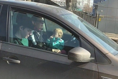 В Екатеринбурге мать управляла машиной с дочерью на коленях