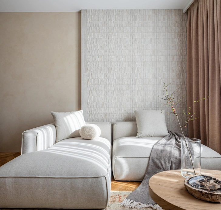 Диван, Monanova. Журнальный столик, Barcelona Design. Керамогранит, Porcelanosa. | Источник: Михаил Бравый