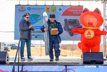 Награждение самого пожилого (и опытного) рыбака | Источник: Олег Фёдоров / CHITA.RU