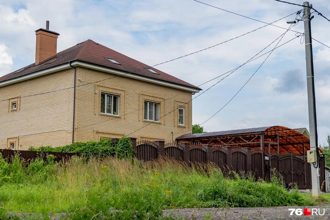 Дом окружен высоким забором | Источник: Кирилл Поверинов / 76.RU