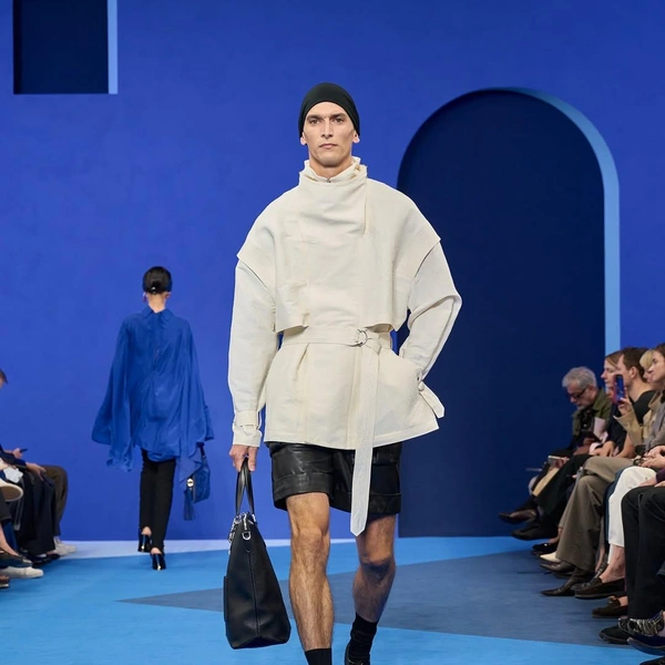 Lanvin возвращает синий цвет — фирменный оттенок Дома Lanvin возвращает синий цвет — фирменный оттенок Дома