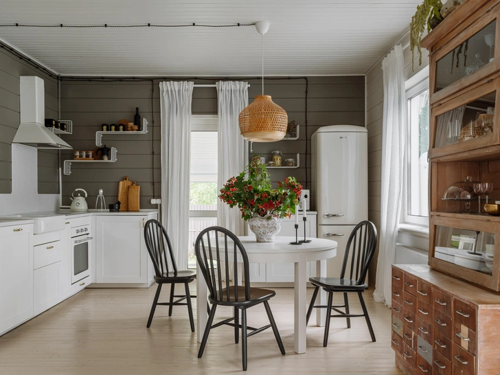 Кухня, обеденный стол и люстра, ИКЕА. Стулья, La Redoute. Соковыжималка Juicy Salif, дизайн Филиппа Старка для Alessi. Ваза на столе, Izzi Decor Деревянные доски, August Wood. Буфет собран из винтажной картотеки и витрины, Chronosfactor. В буфете гусевский хрусталь, кофейные чашки Diesel Living & Seletti, мамин и бабушкин сервизы | Источник: Ольга Шангина; стиль: Яна Яхина