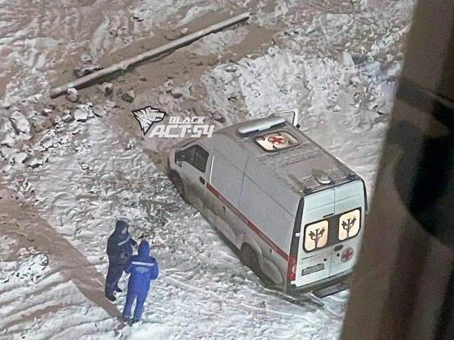 В освобождении автомобиля участвовали местные жители. | Источник: «АСТ-54 Black» / Telegram