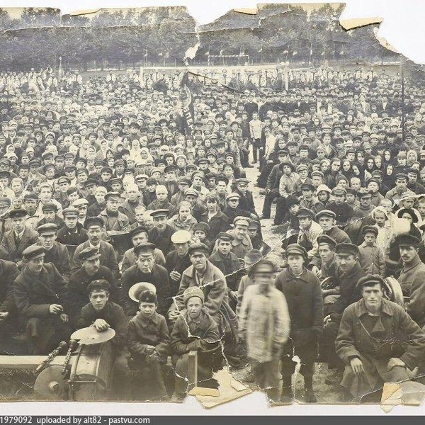Митинг членов комсомола и рабочей молодежи Нижнего Новгорода, Канавина и Сормова на спортплощадке парка | Источник: pastvu.com