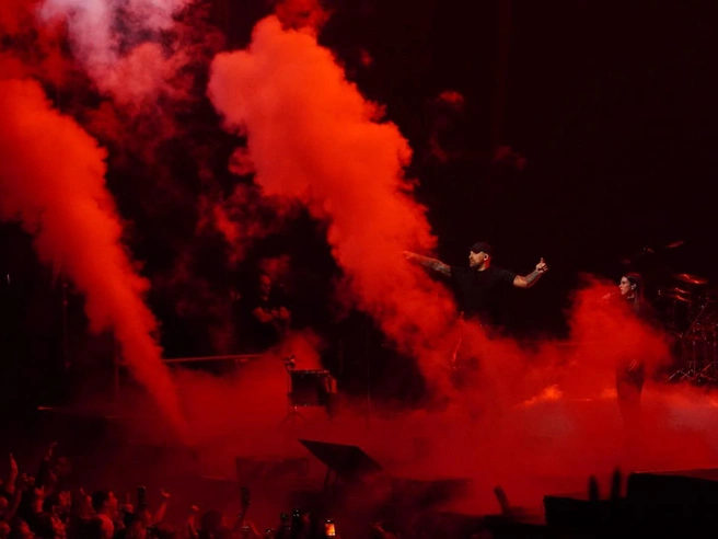 Баста обратился к зрителям: «Безумно рады в очередной раз быть у вас в гостях. Ехали и вспоминали, как вы нас каждый раз тепло встречаете. Спасибо вам за такую любовь и поддержку!» | Источник: Полина Зайцева / 76.RU