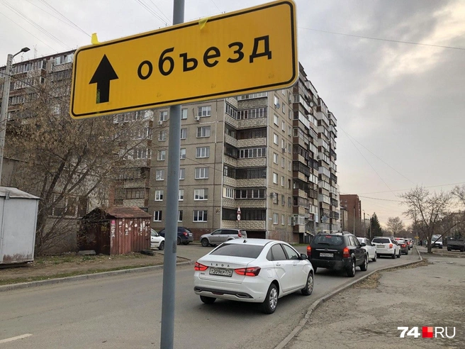 Улица Островского утром 14 апреля: в течение двух часов сплошной поток машин стоял на участке от Косарева до Краснознаменной | Источник: Артем Краснов