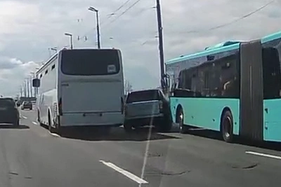 Автомобиль попытался протиснуться между автобусами у Володарского моста