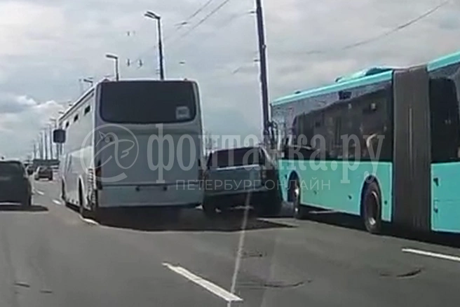 Показываем, как автомобиль попытался протиснуться между автобусами у Володарского моста. Не вышло | Источник: читатель «Фонтанки» Валерий
