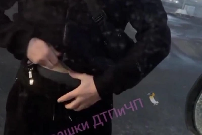 Водитель оголился в споре с женщиной с ребёнком в Петербурге