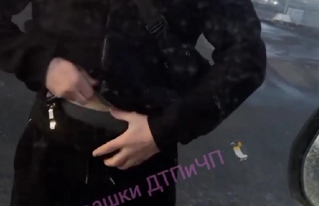 Голый аргумент: водитель без трусов доказывал свою правоту петербурженке с ребёнком | Источник: Признавашки ДТП и ЧП Санкт-Петербург / «ВКонтакте»