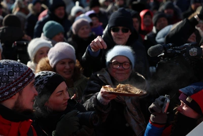 Огромные очереди за блинами на Масленицу в Омске