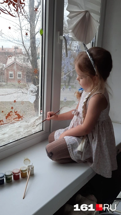 маленькая дочка Юлии часто вспоминает тот дом, где у нее остались любимые игрушки | Источник: Юлия, бывшая жительница дома на Нариманова 