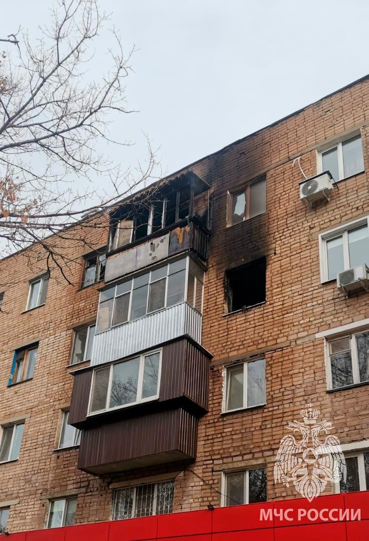 В Оренбурге ребенок был готов прыгать из окна из-за пожара. Видео с места