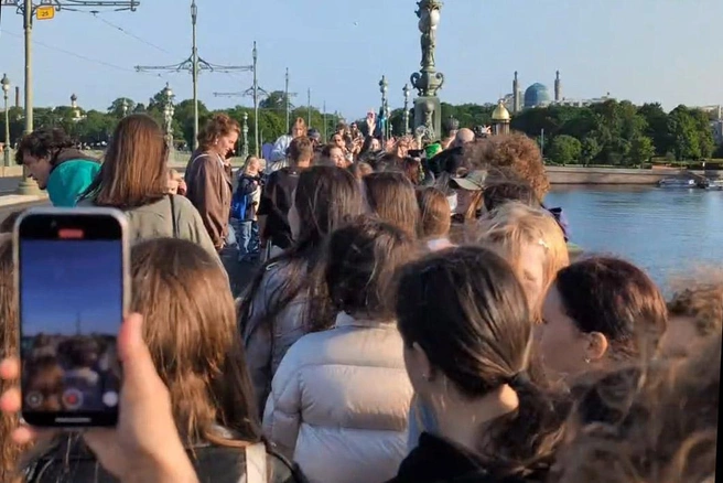 Орущий мост. В Петербурге собрались люди и кричали что есть мочи | Источник: Фёдор Данилов / «Фонтанка.ру»