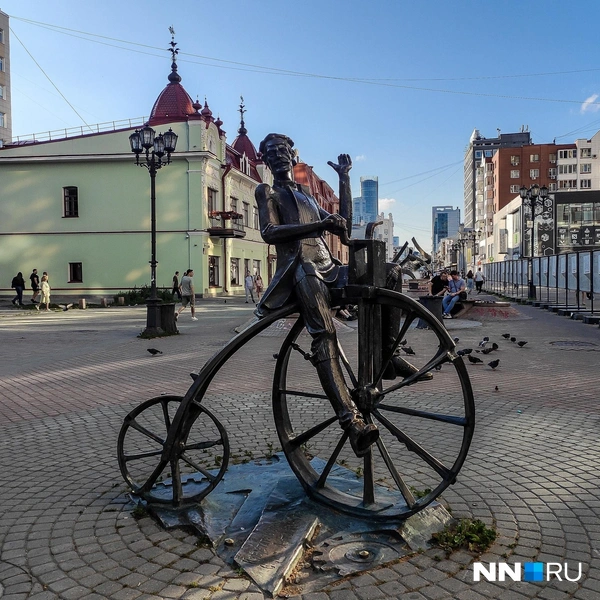 Памятник велосипедисту на улице Вайнера | Источник: Наталья Бурухина / NN.RU