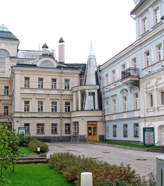 Библиотека-читальня имени Ивана Тургенева | Источник: Andres rus, CC BY 3.0, via Wikimedia Commons