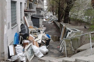 Мусор у дома в Волгограде не убирают после атаки дрона