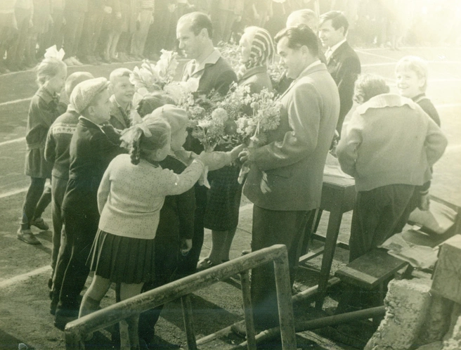 Ученики школы № 41 дарят цветы учителям в 1964 году | Источник: Музей-заповедник «Красная горка»