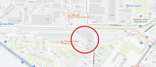 Красным мы выделили те самые гаражи, которые идут по пути трамвайной ветки | Источник: yandex.ru/maps/