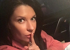 Екатерина Волкова поправилась и пытается спрятать лишние килограммы