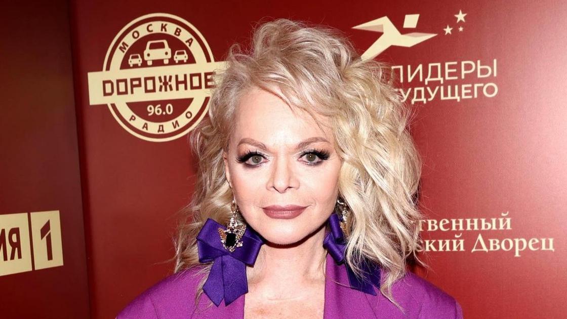 Лариса Долина назвала имя человека, который помог ей справиться с потерей квартиры и денег