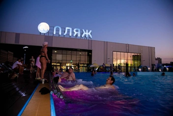 Уличный горячий бассейн комплекса | Источник: Термальный комплекс «Пляж» I Казань / VK.com