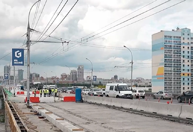Подрядчик работает на крайней правой полосе моста в сторону левого берега | Источник: Кудрявцев Максим/t.me