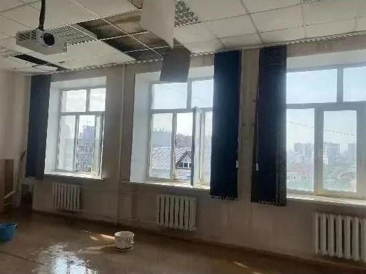 Во время ливней вода попадала в классы | Источник: читатель 74.RU