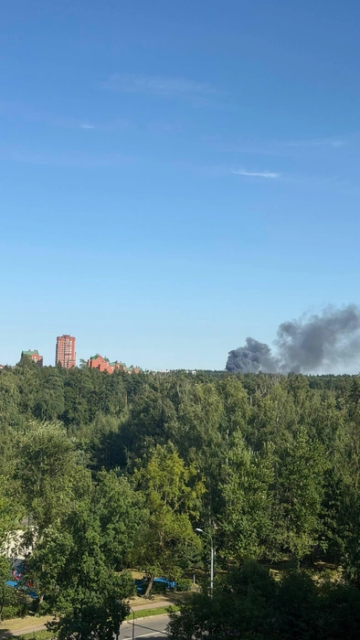 Дым от пожара виден из разных районах города | Источник: «Чат Зеленоград.ру» / Telegram